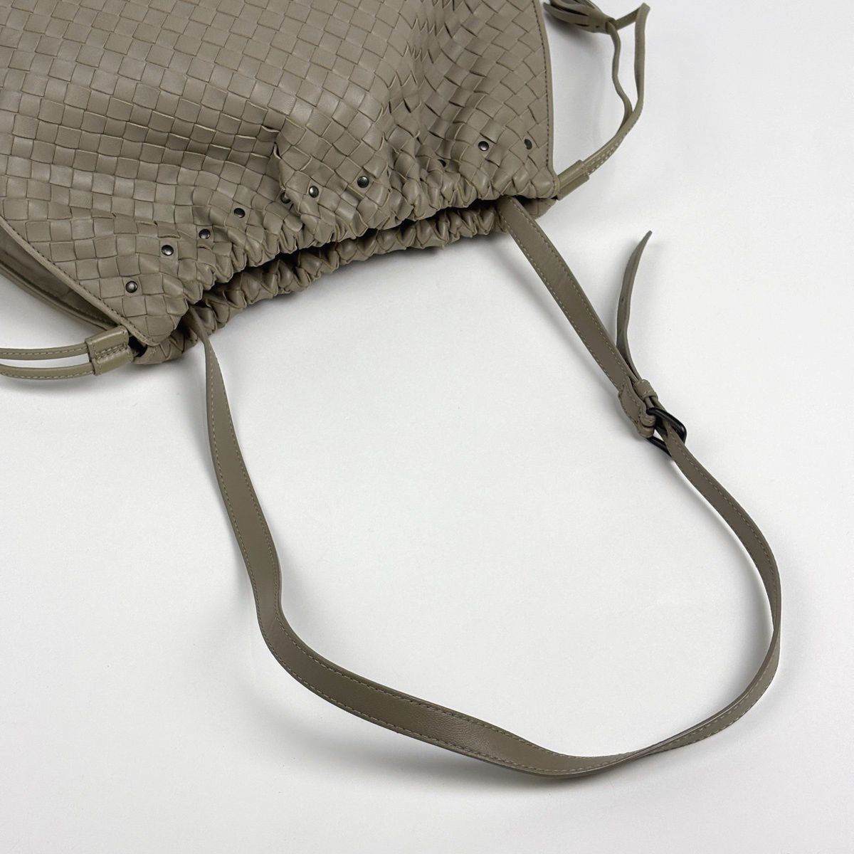 Bottega Veneta Intrecciato Shoulder Bag Drawstring Leather Gray — view 8