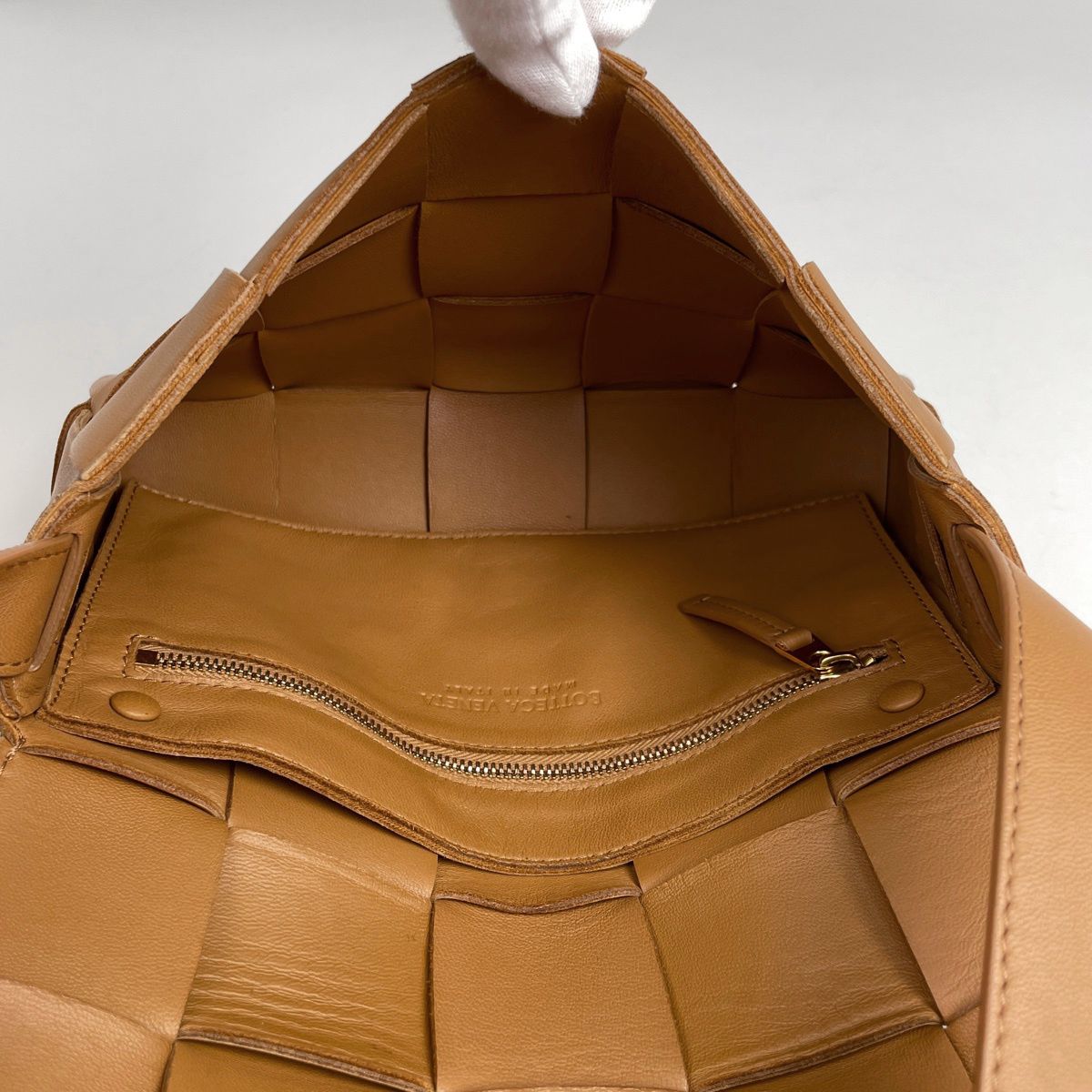 Bottega Veneta Cassette Shoulder Bag Maxi Intrecciato Leather Brown — view 7