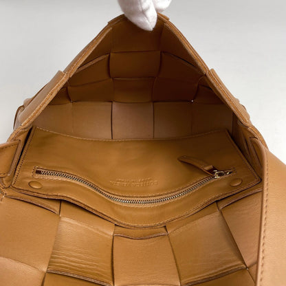 Bottega Veneta Cassette Shoulder Bag Maxi Intrecciato Leather Brown — view 7