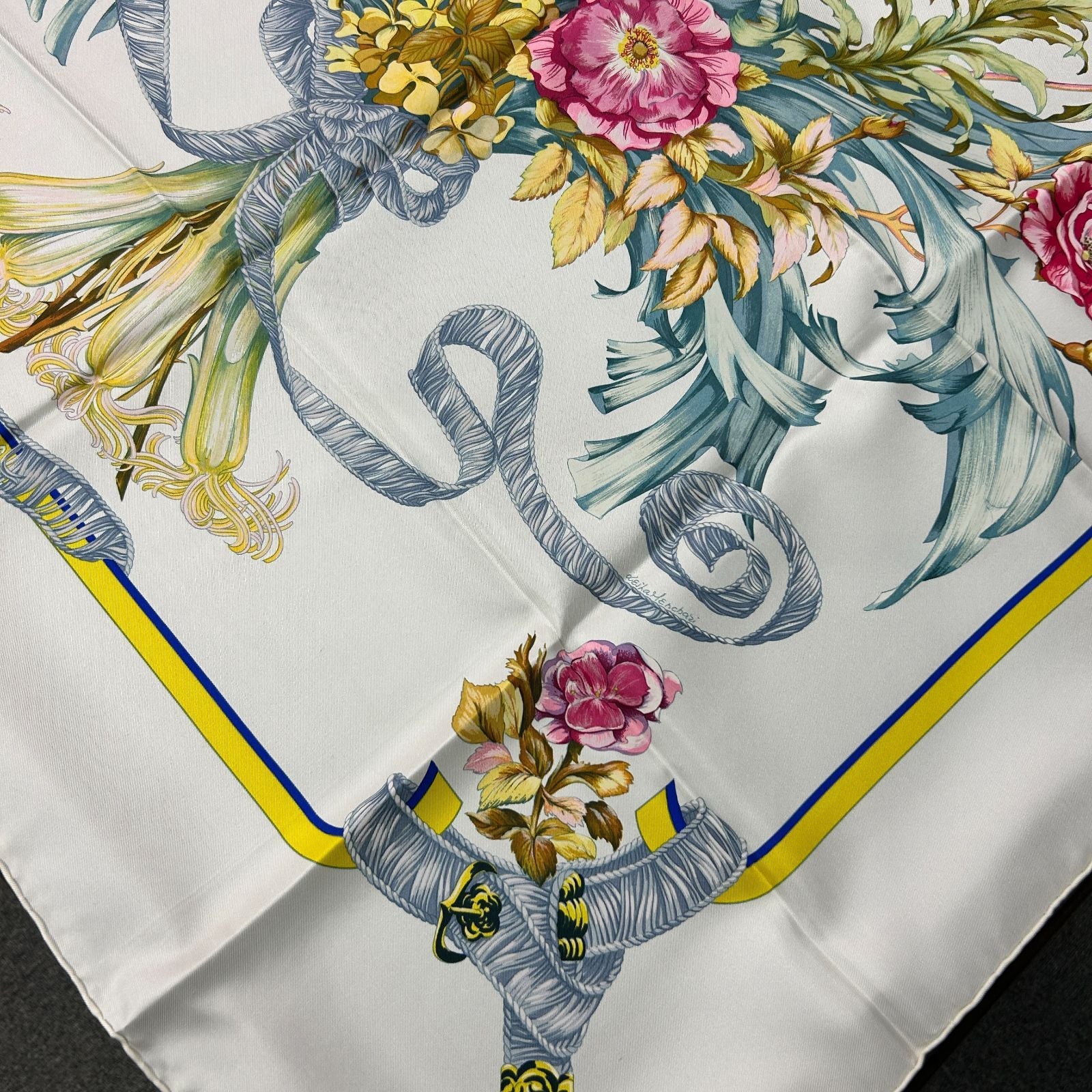 Hermes Silk Carre 90 Scarf Regina — view 2