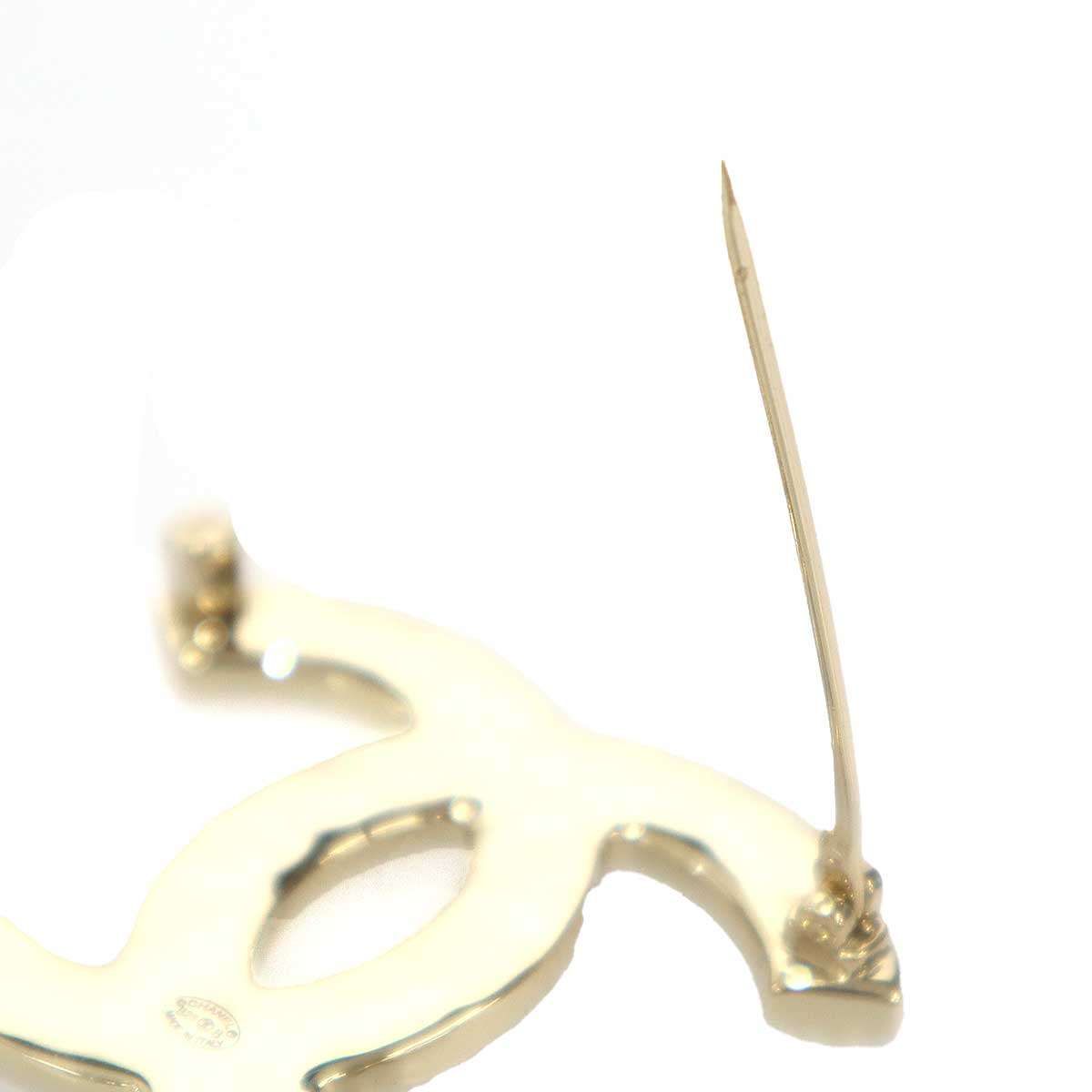 Chanel CC Logo Star Brooch Gold — view 3