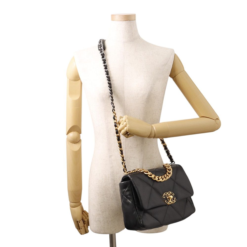 Chanel Chain Shoulder Bag 19 Quilted CC Logo Shiny Lambskin Black — view 4