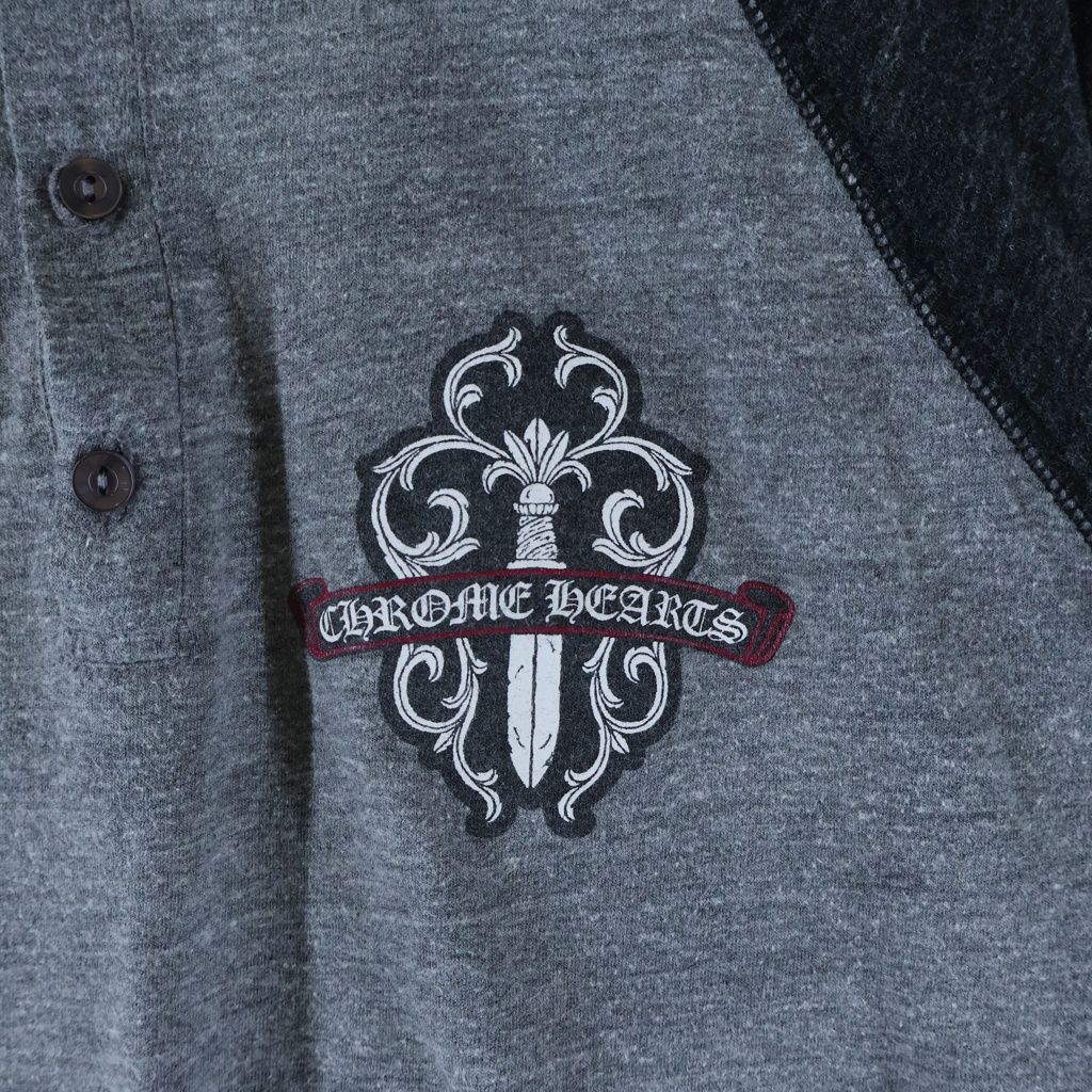 Chrome Hearts Henry L S T-Shirt Vine Daga Print Henley Neck 3/4 Sleeve Gray — view 5