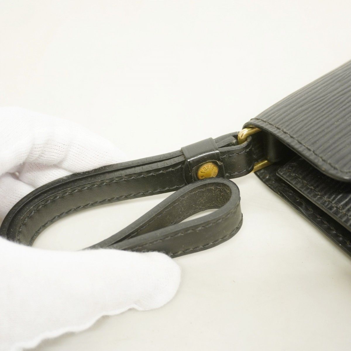 Louis Vuitton Clutch Epi Pochette Series Dragonne Noir — view 8