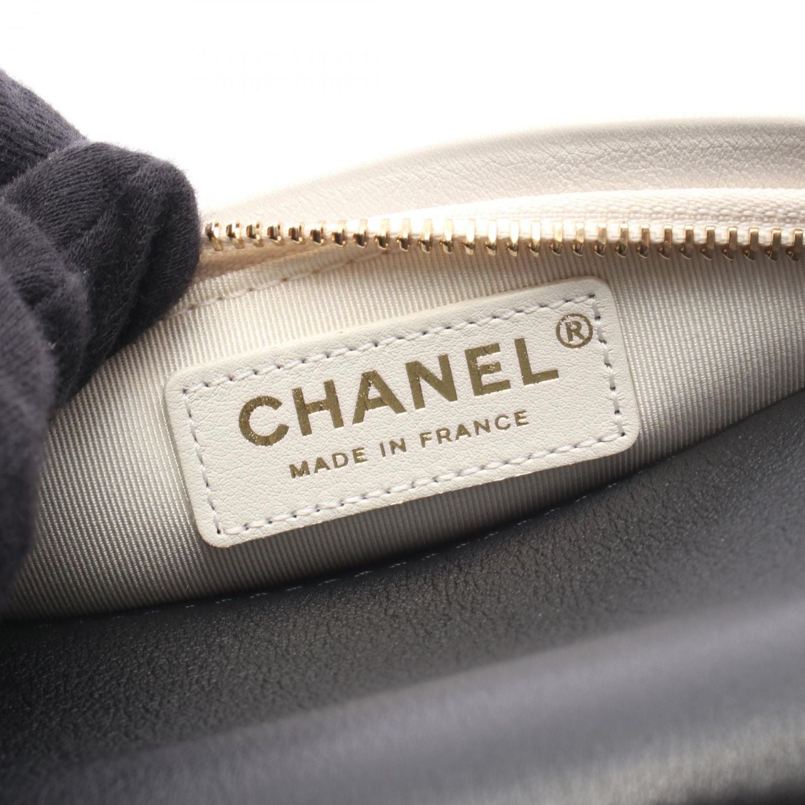 Chanel Shoulder Bag Beach Ball Black White Leather Chain — view 4