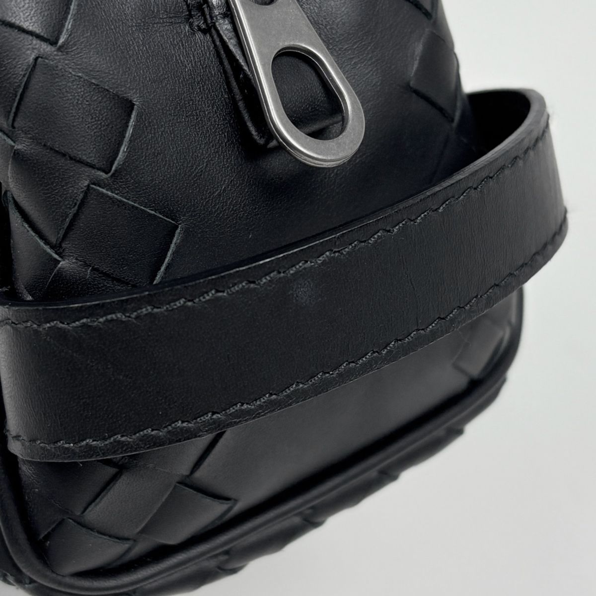 Bottega Veneta Intrecciato Second Bag Handbag Leather Black — view 5