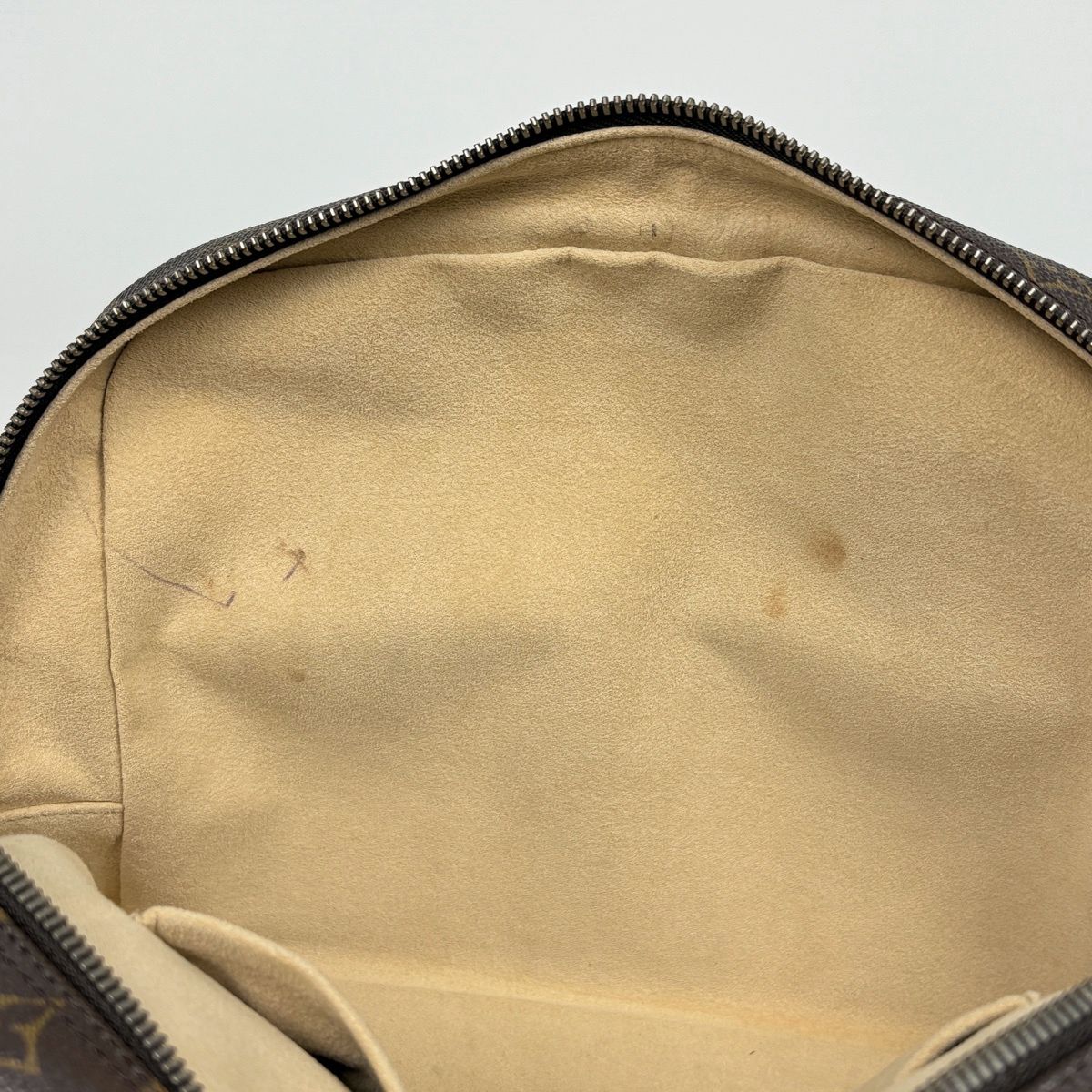 Louis Vuitton Manhattan PM Handbag Monogram Brown — view 9