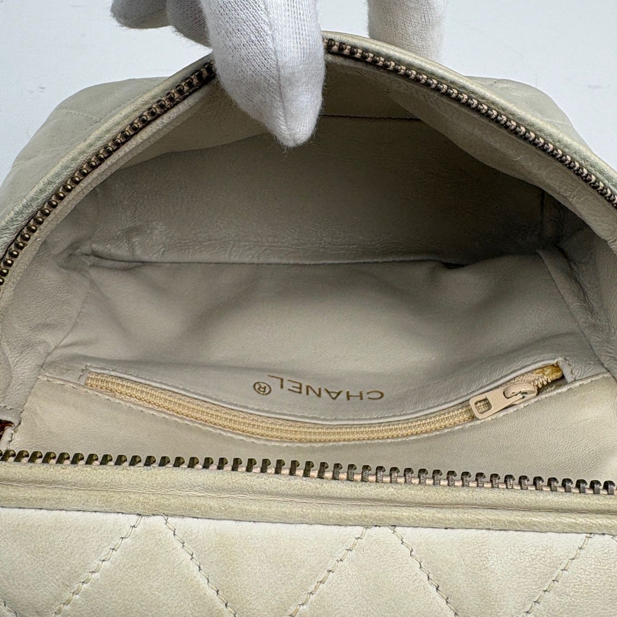 Chanel CC Logo Chain Shoulder Bag Quilted Fringe Leather White — view 9