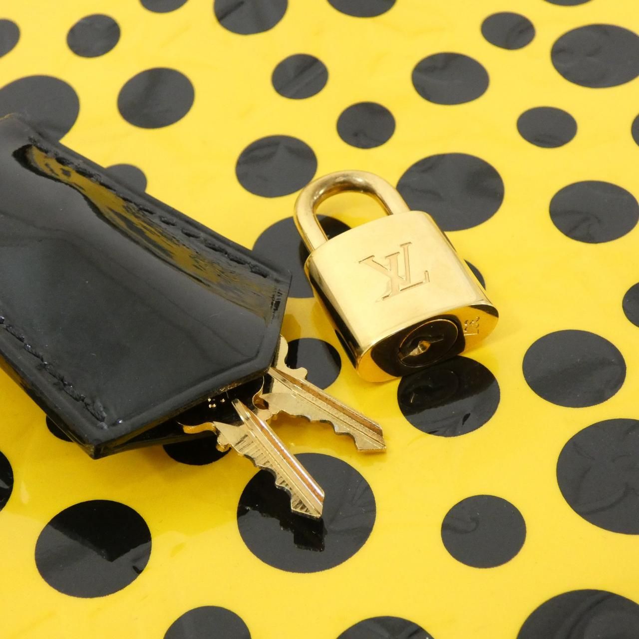 Louis Vuitton Dot Infinity Lock It — view 5