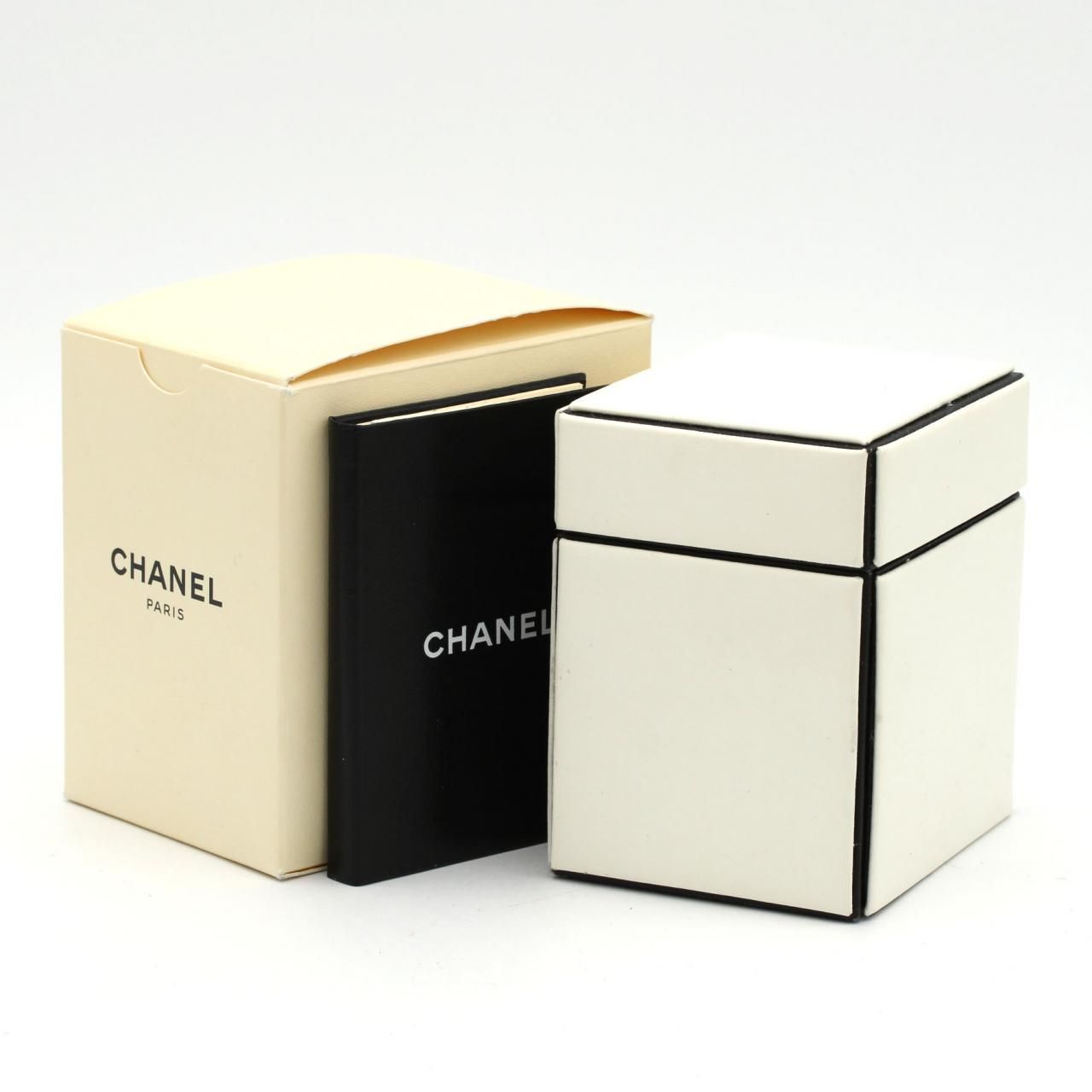 Chanel Mademoiselle YG Pearl Bracelet M YG Quartz — view 8