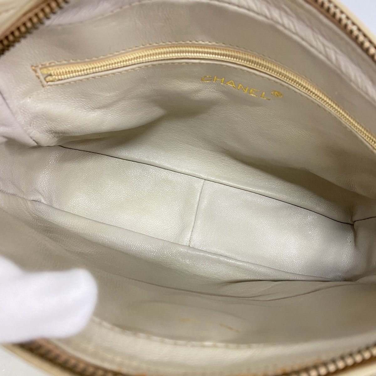 Chanel Shoulder Bag Quilted Lambskin Beige Gold — view 4