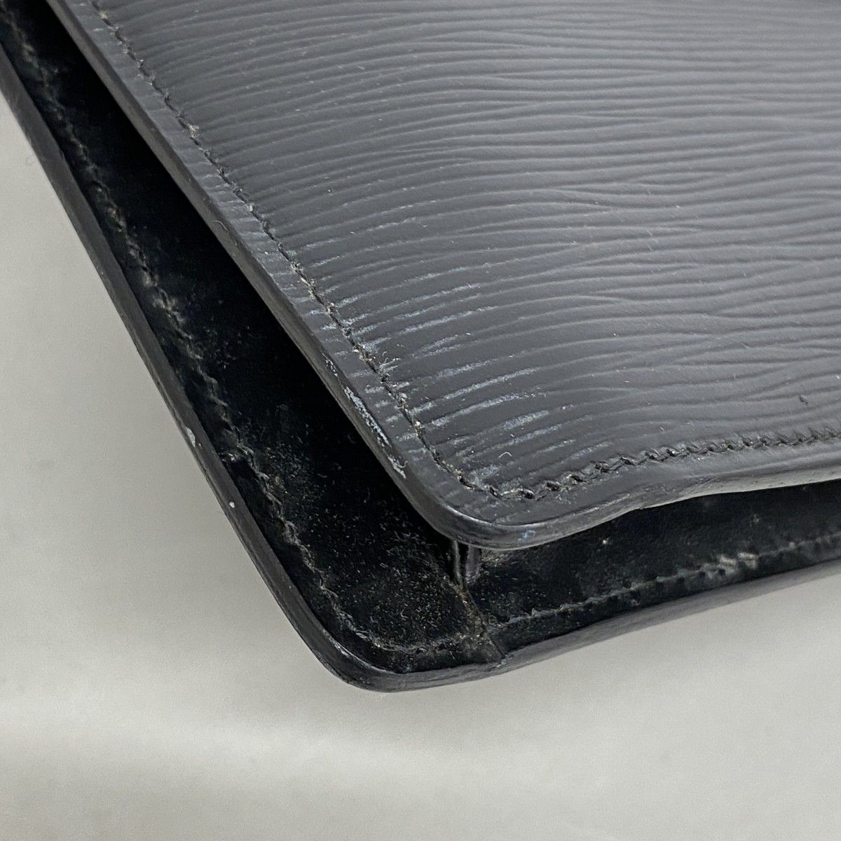Louis Vuitton Clutch Epi Montaigne 27 Noir — view 6