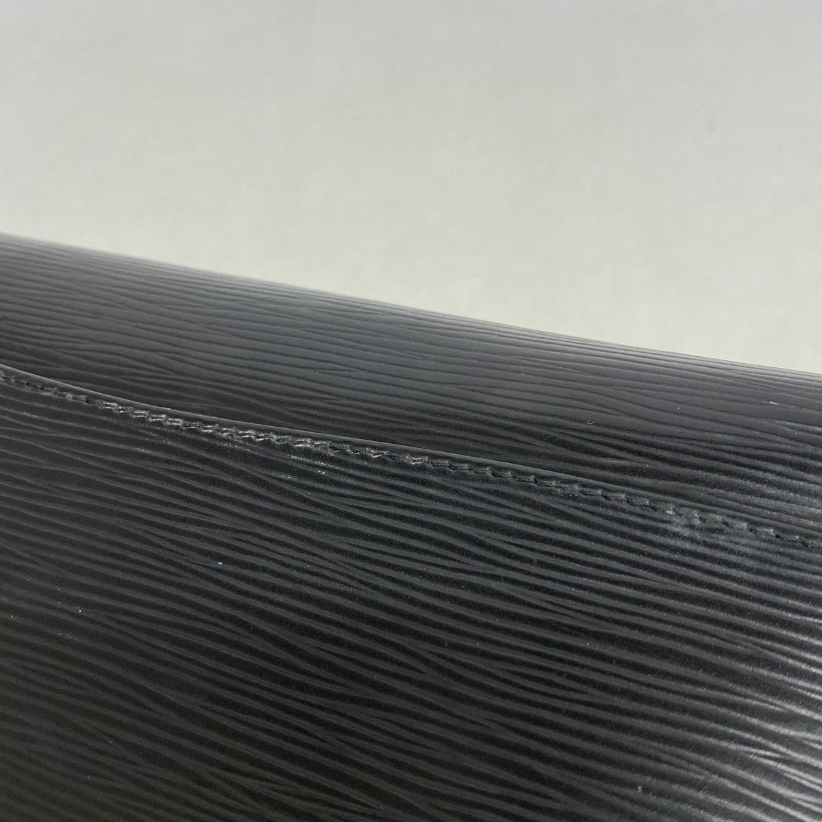 Louis Vuitton Clutch Epi Montaigne 27 Noir — view 8