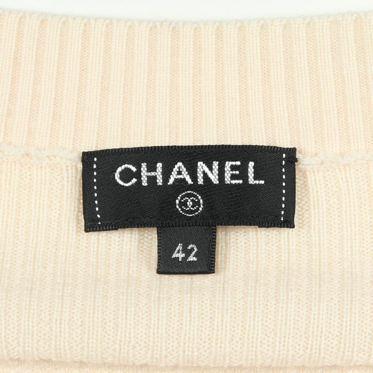 Chanel digan CC Logo Button T-Shirt — view 3