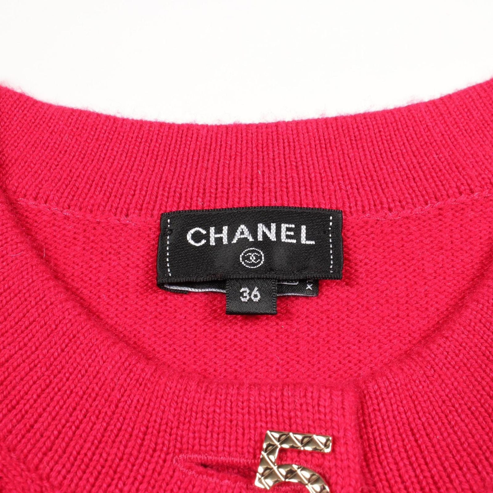 Chanel digan Iconbutton Cropped Cashmere T-Shirt — view 3