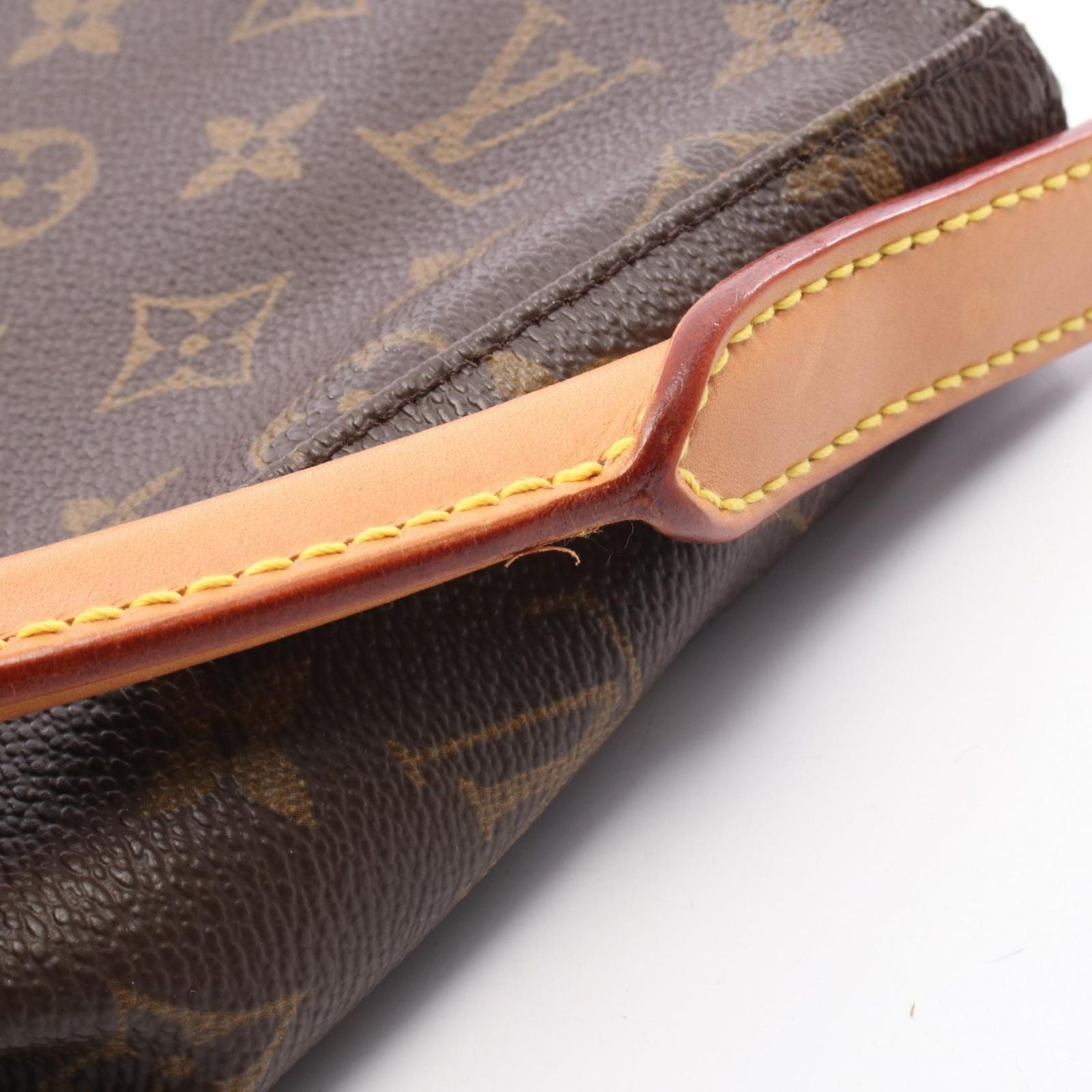 Louis Vuitton Shoulder Bag ping Leather — view 9