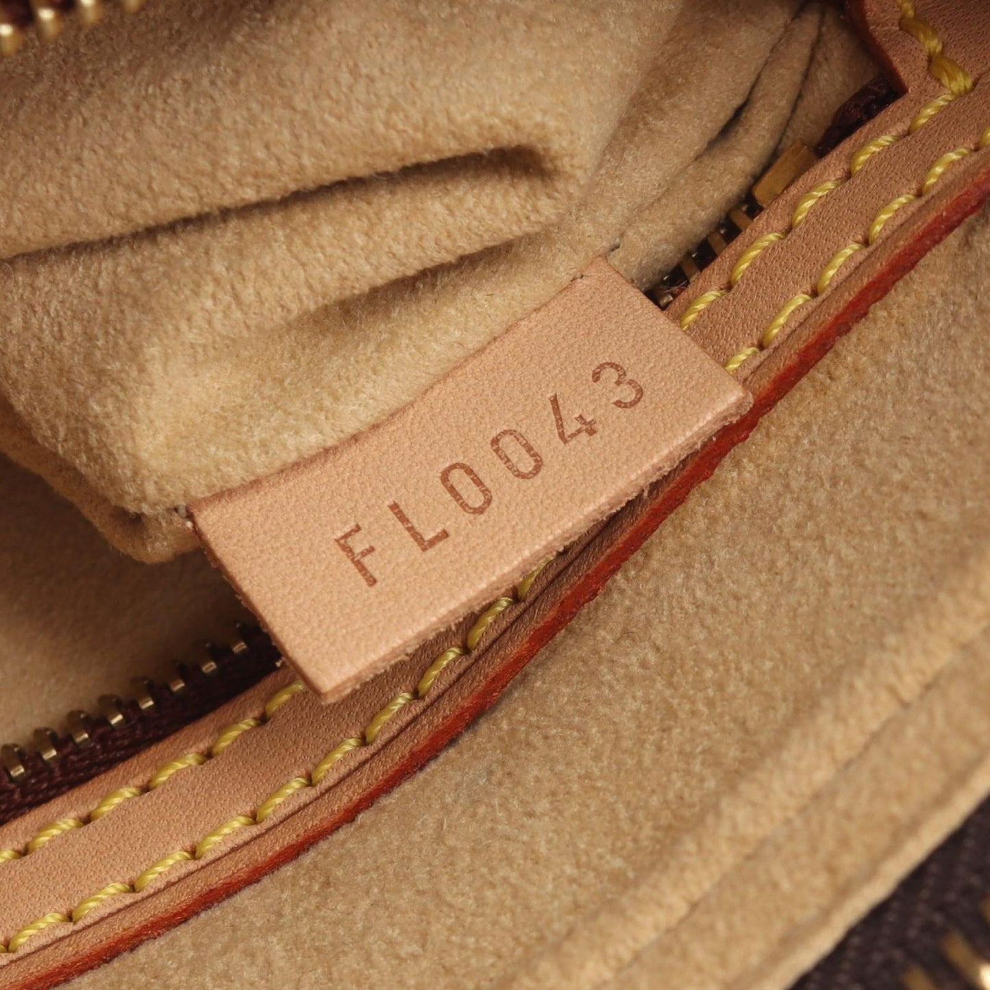 Louis Vuitton Shoulder Bag Looping Leather — view 5