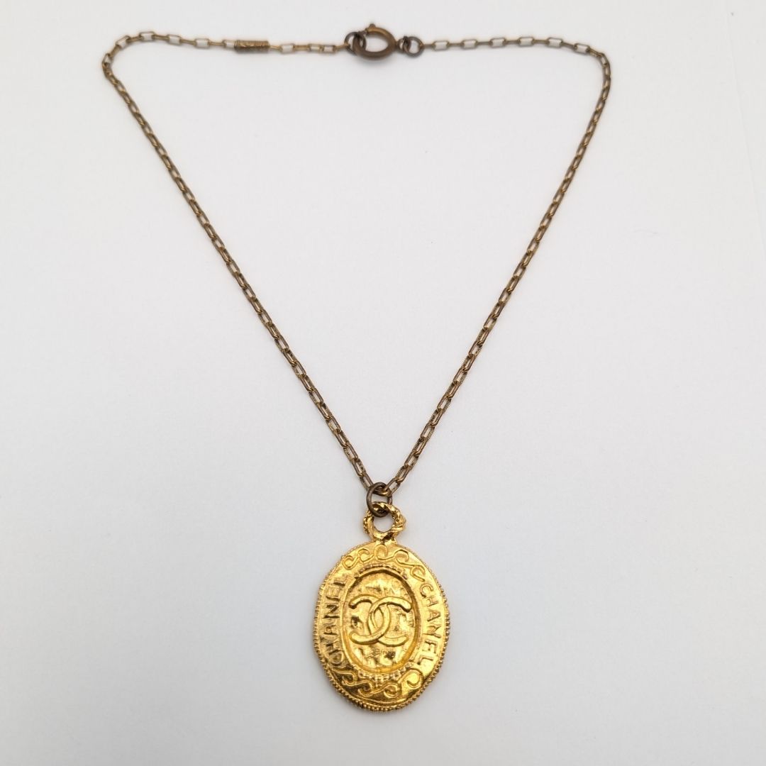 Chanel CC Logo Gold Necklace First Era Vintage — view 6