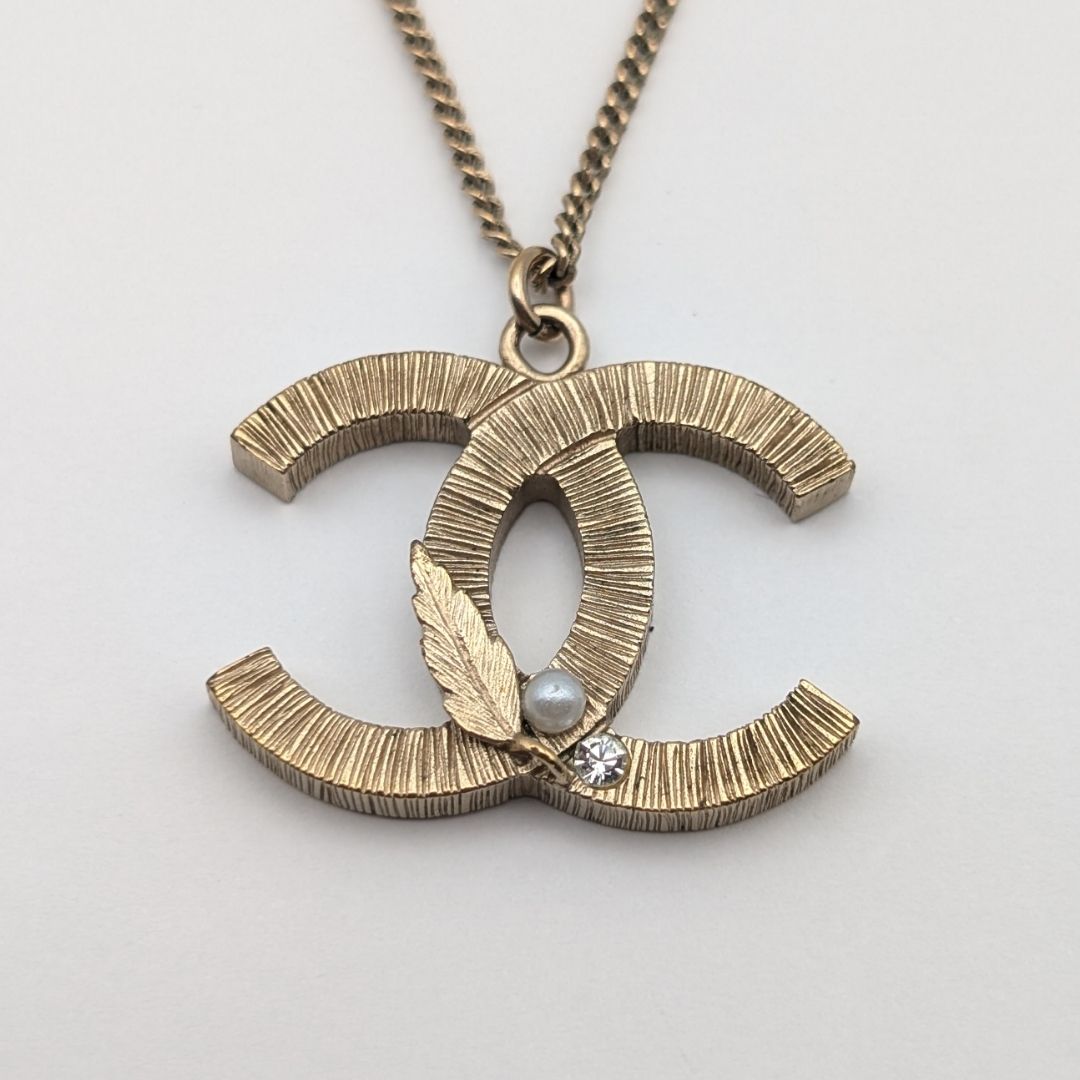 Chanel CC Logo Feather Faux Pearl Rhinestone Gold Necklace