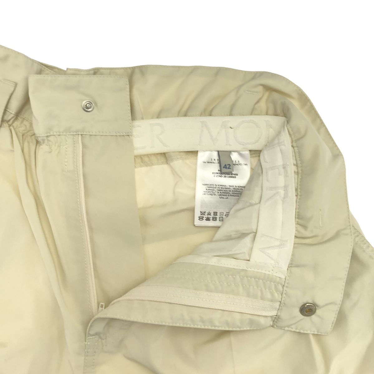 Moncler White Plantalone Nylon Pleated Shorts 42 — view 6