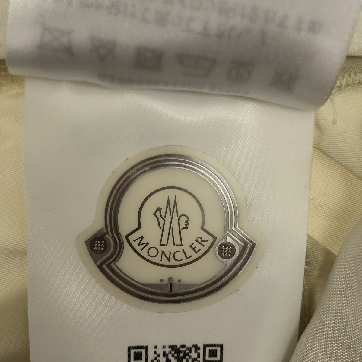 Moncler White Plantalone Nylon Pleated Shorts 42 — view 5