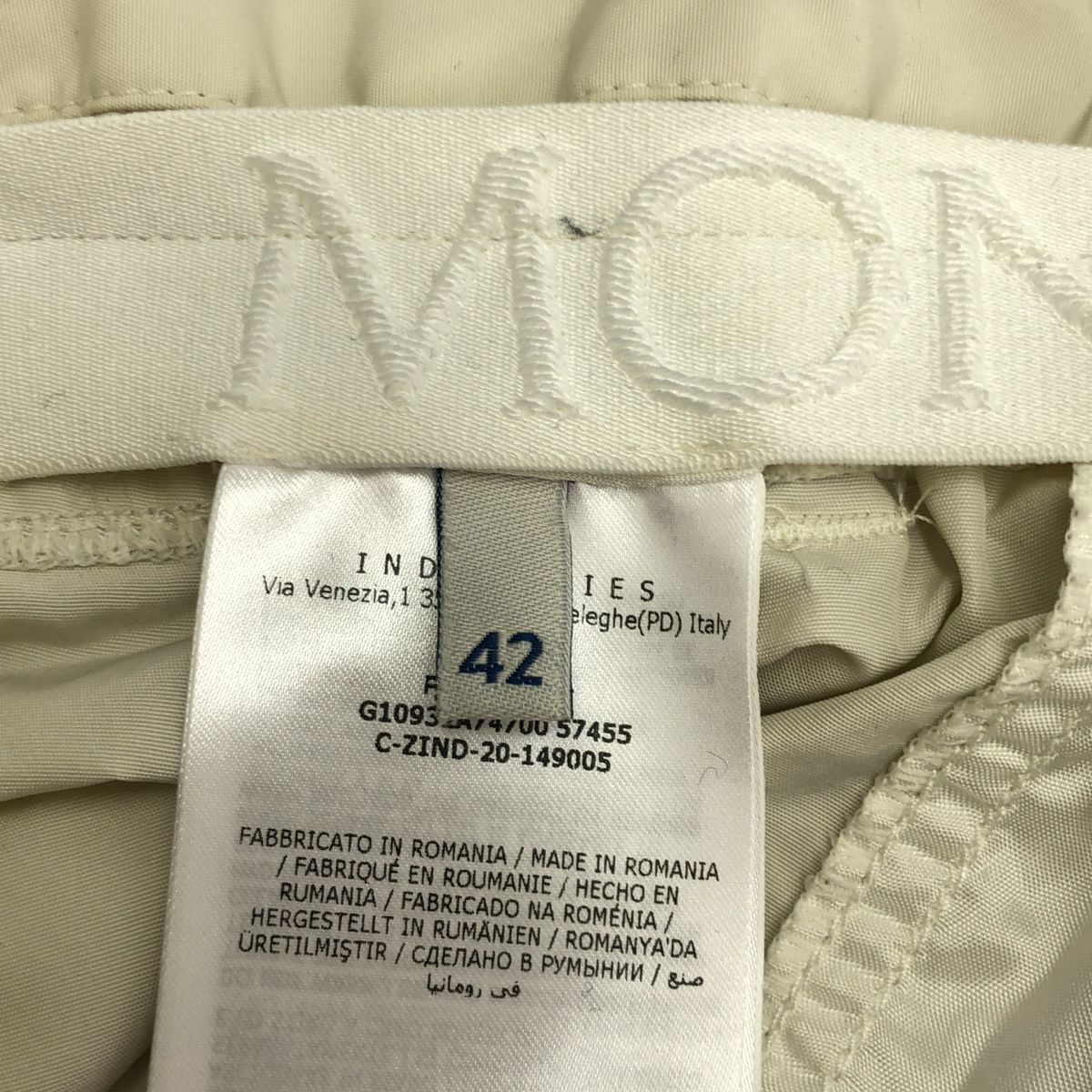 Moncler White Plantalone Nylon Pleated Shorts 42 — view 4