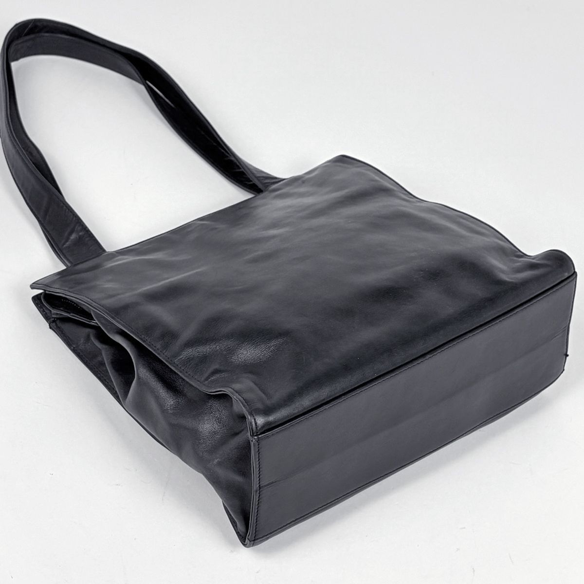 Chanel CC Logo Tote Leather Black — view 2