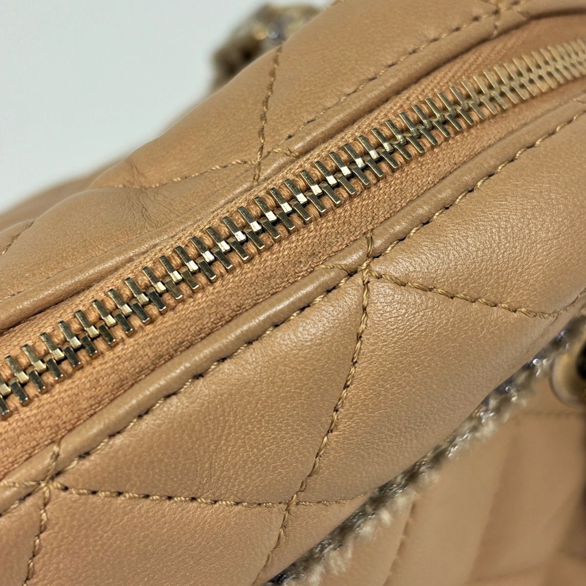 Chanel CC Logo Chain Shoulder Bag Tweed Quilted Leather Beige — view 5