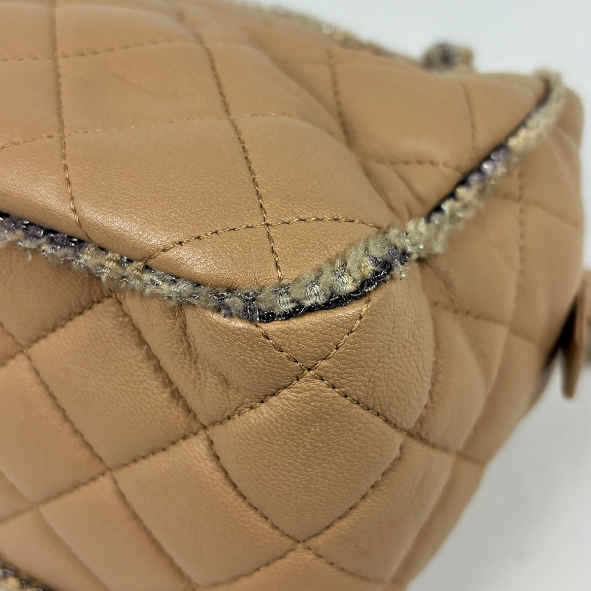 Chanel CC Logo Chain Shoulder Bag Tweed Quilted Leather Beige — view 3