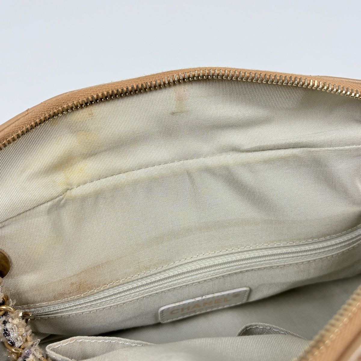 Chanel CC Logo Chain Shoulder Bag Tweed Quilted Leather Beige — view 8
