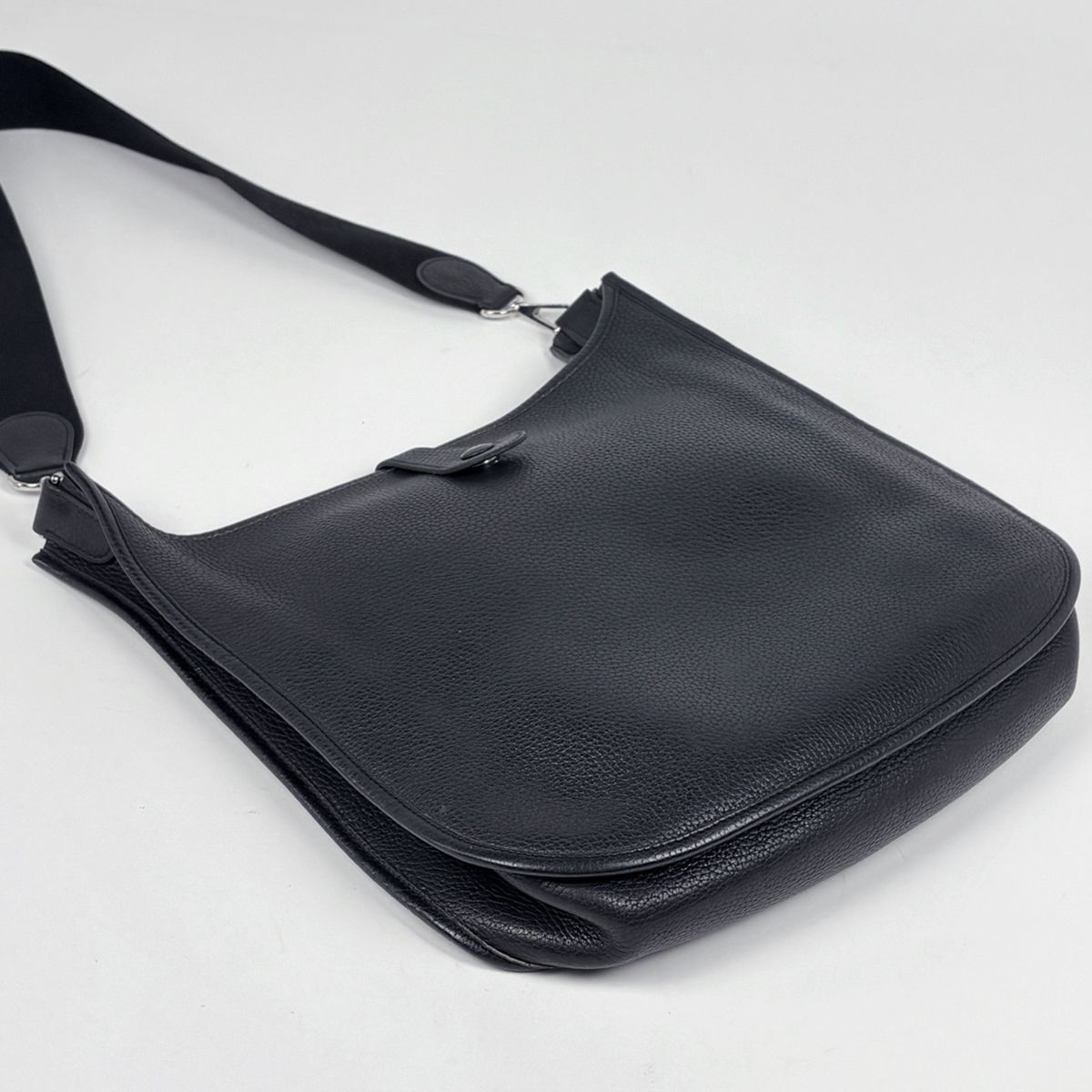 Hermes Evelyne 1 GM Perforated Logo Shoulder Bag Taurillon Clemence Black — view 2