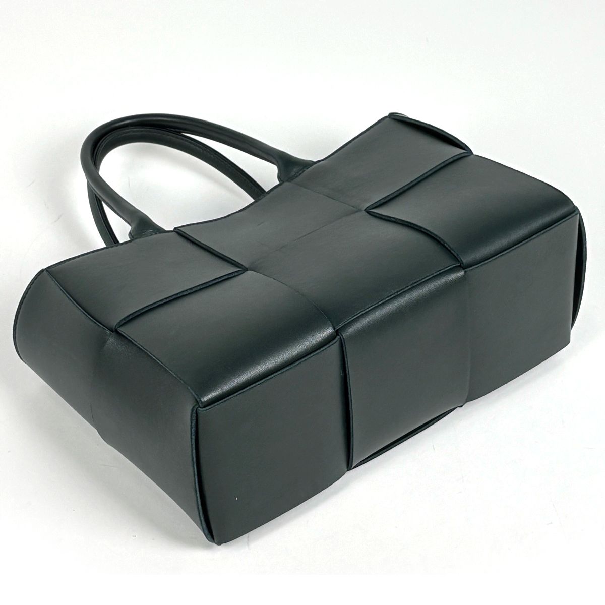 Bottega Veneta Arco Tote Maxi Intrecciato Leather Green — view 2