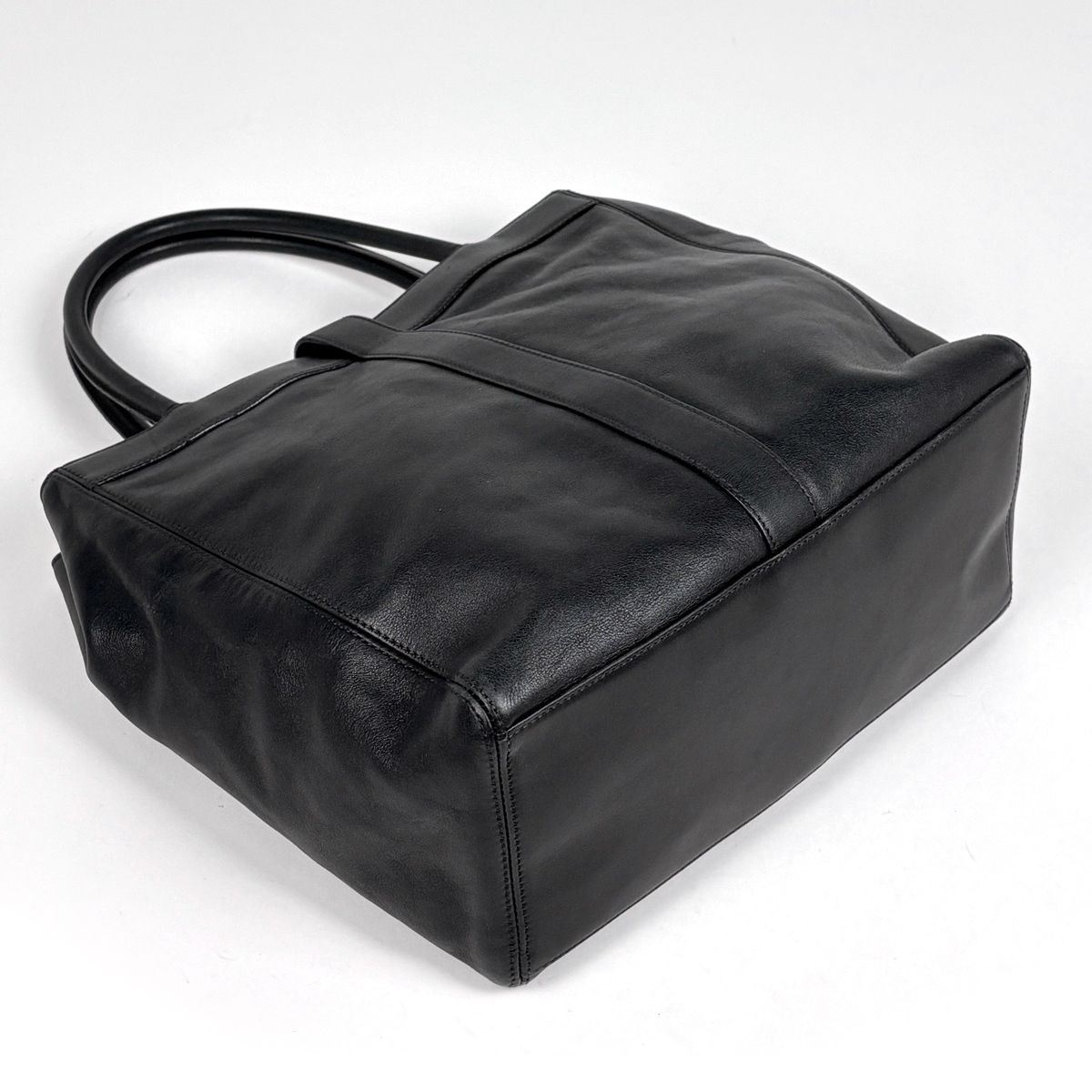 Chanel CC Logo Tote Leather Black — view 2