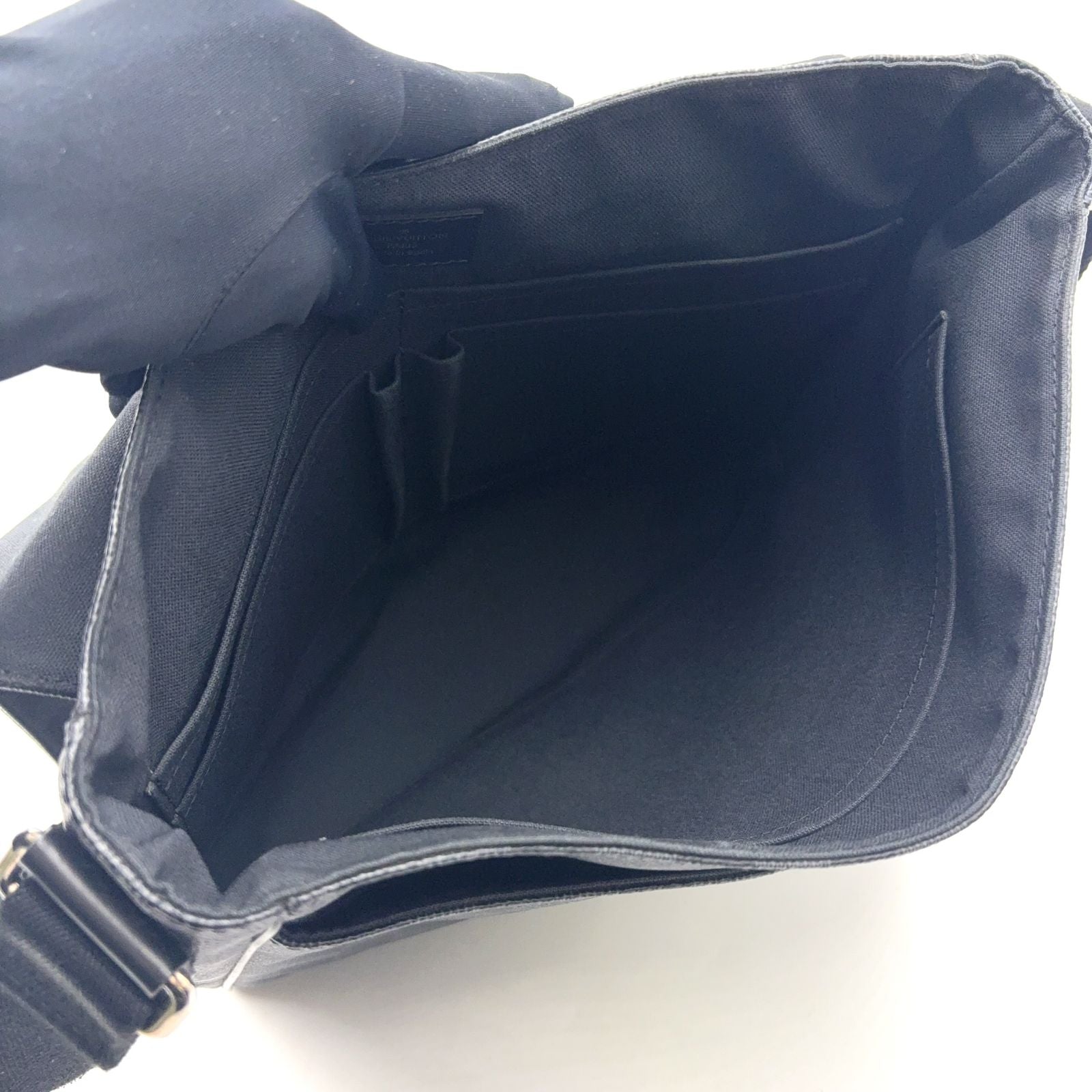 Louis Vuitton District Damier Graphite Leather Black Shoulder Bag Silver — view 3