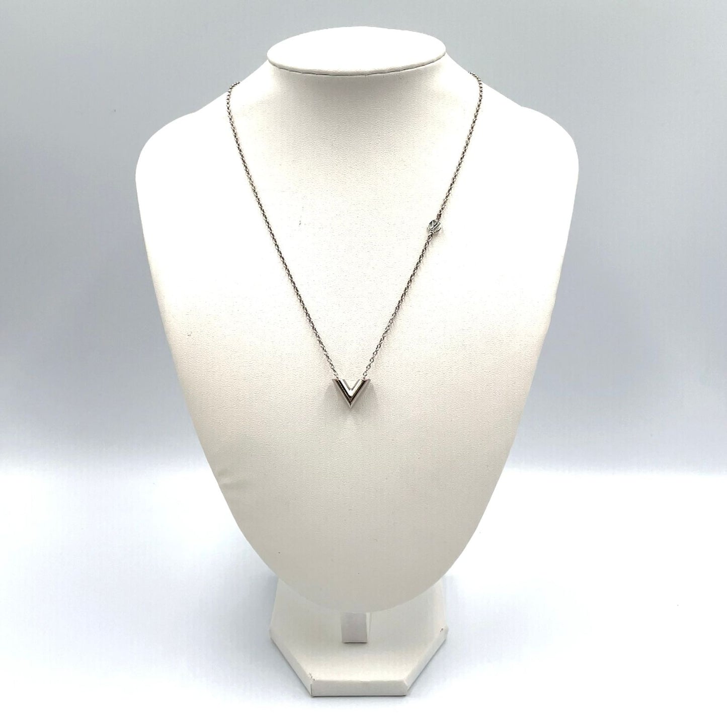 Louis Vuitton Essential Metal Silver Necklace — view 9
