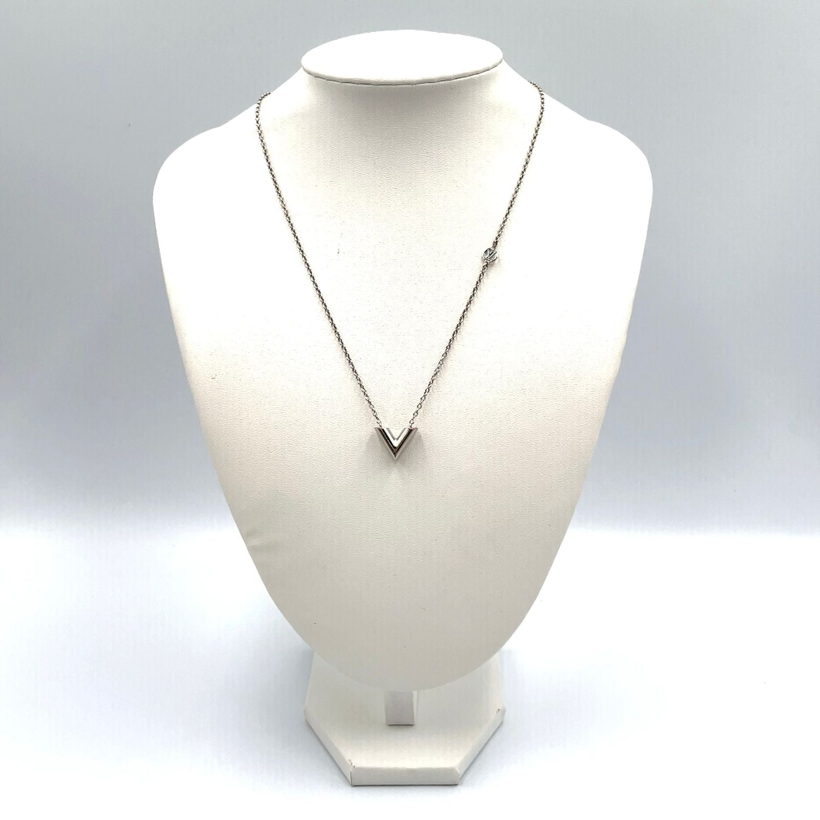 Louis Vuitton Essential Metal Silver Necklace — view 9