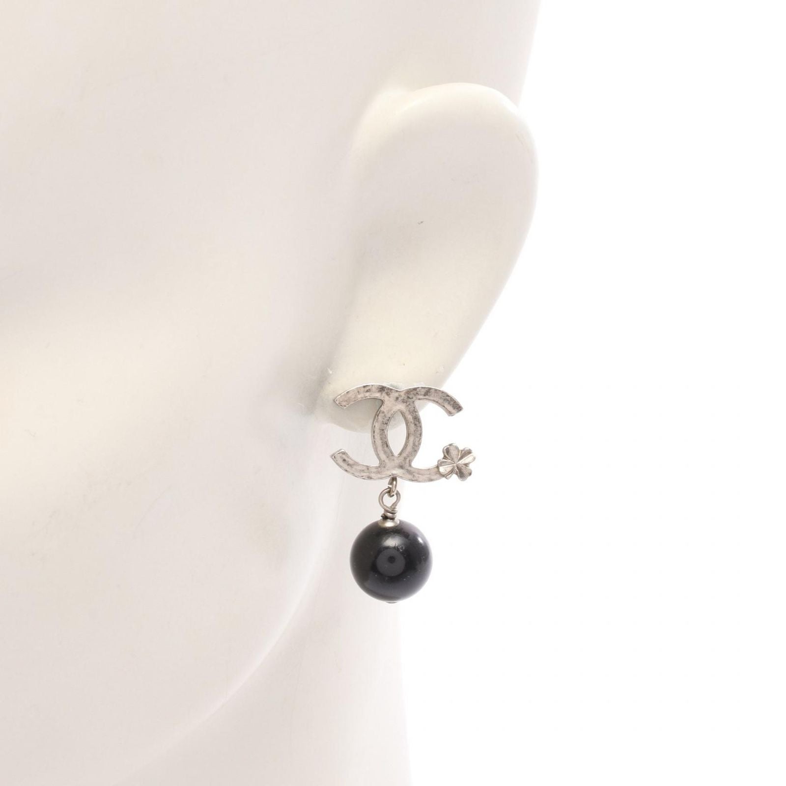 Chanel Earrings CC Logo Black — view 4