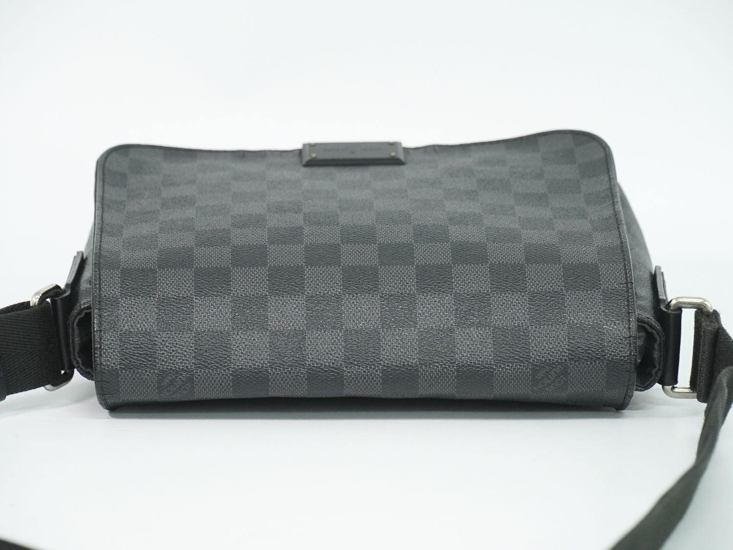 Louis Vuitton LV District PM Damier Graphite Shoulder Bag Pochette Black Gray — view 5