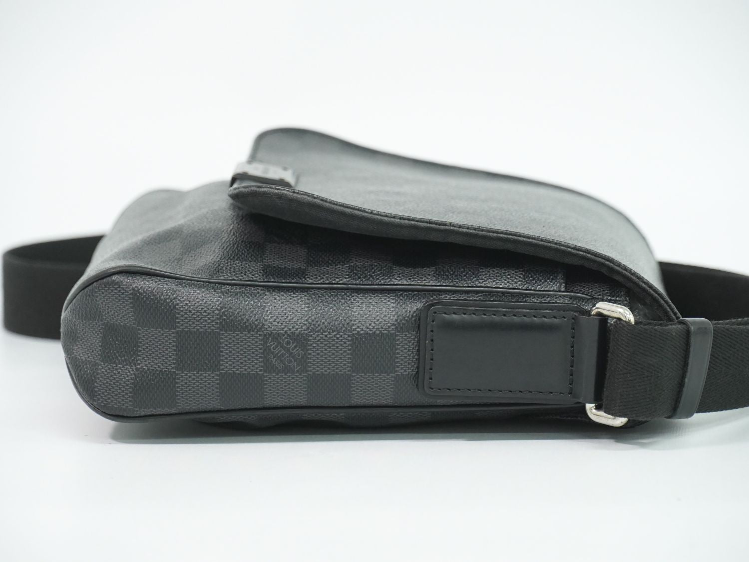 Louis Vuitton LV District PM Damier Graphite Shoulder Bag Pochette Black Gray — view 4
