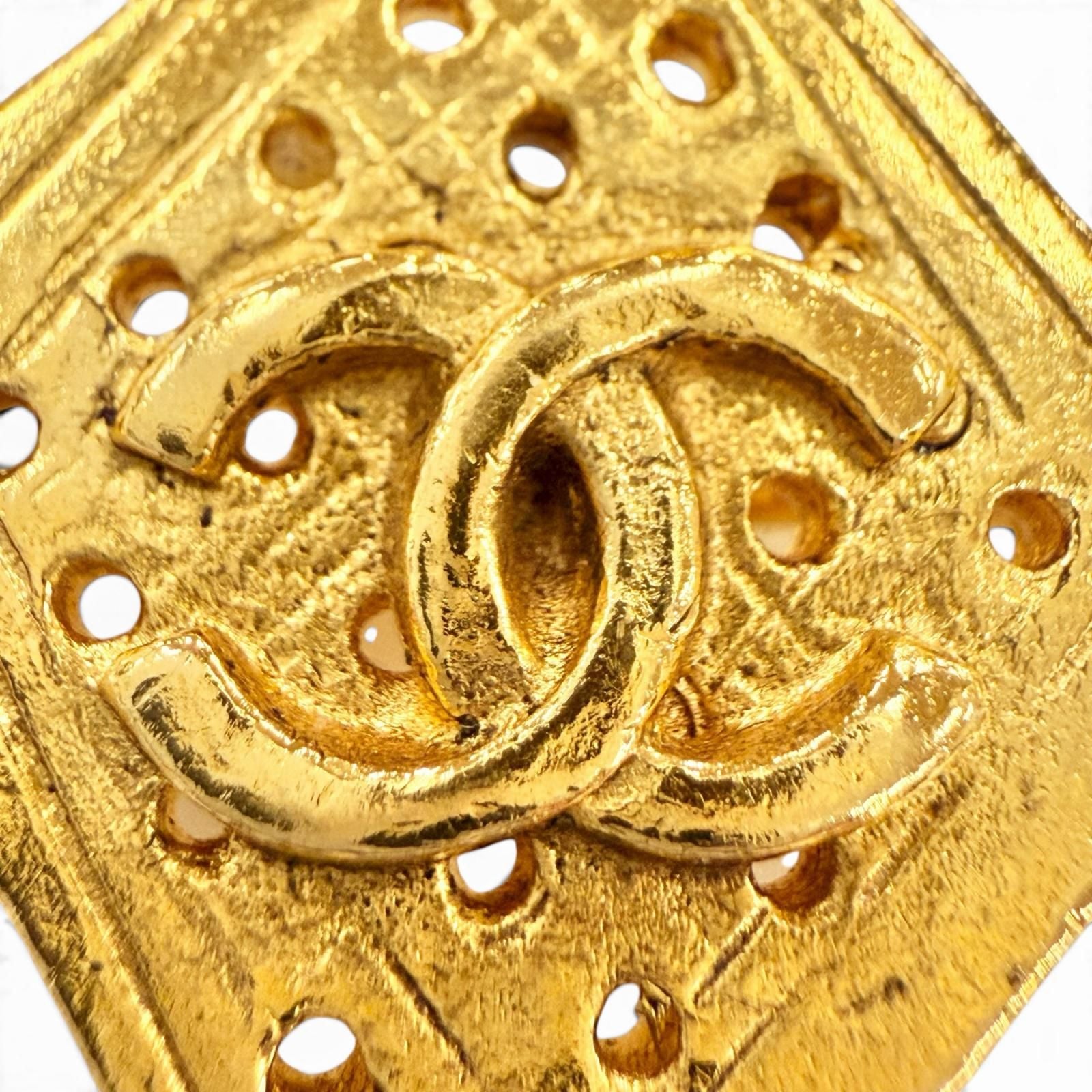 Chanel Vintage CC Logo Large Antique Brooch Gold — view 3