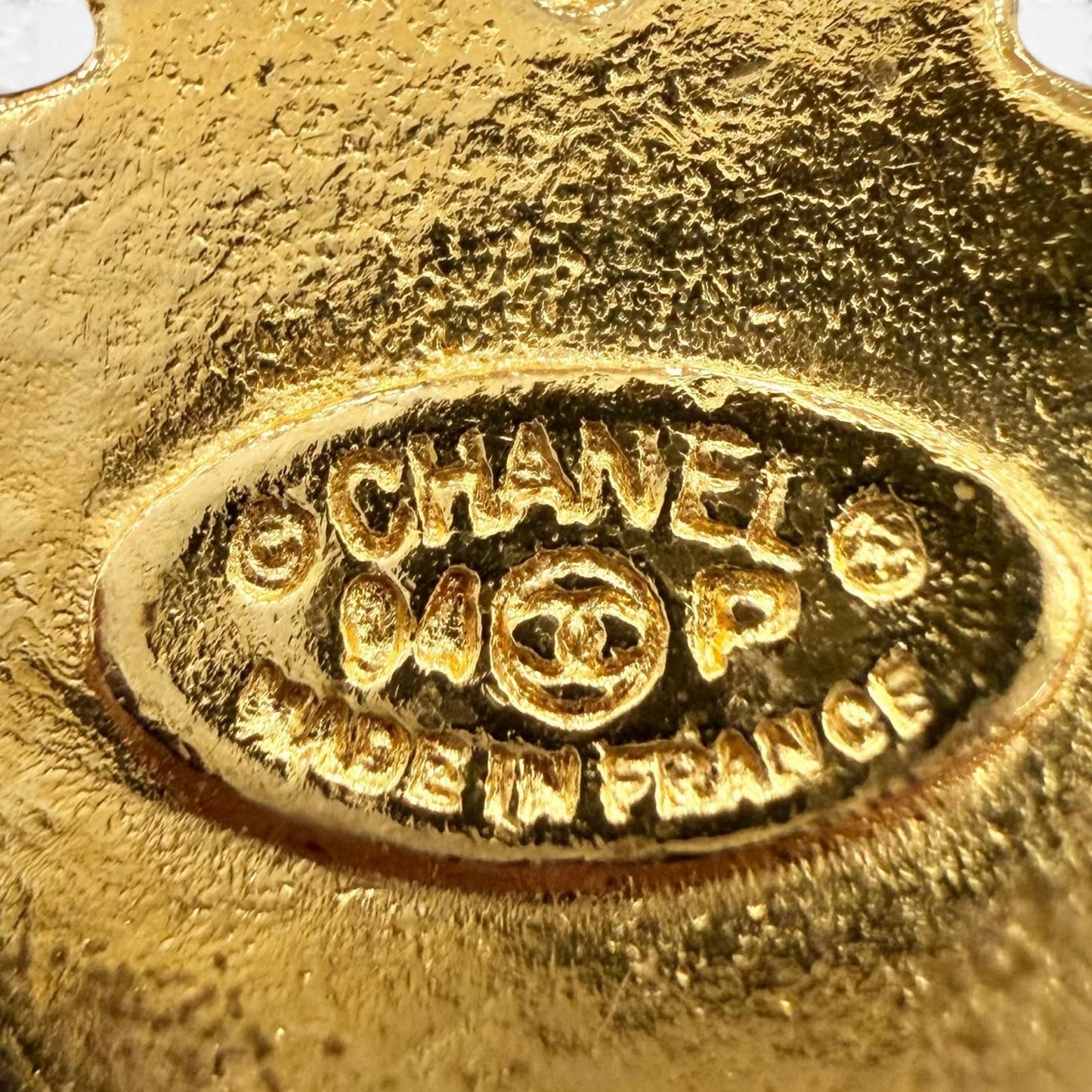 Chanel Vintage CC Logo Large Antique Brooch Gold — view 5