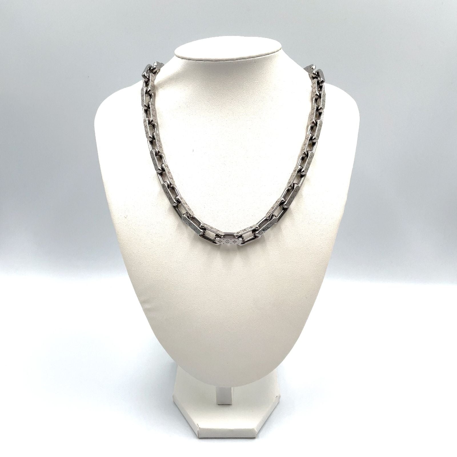 Louis Vuitton Collier Chain Monogram Metal Silver Necklace — view 9