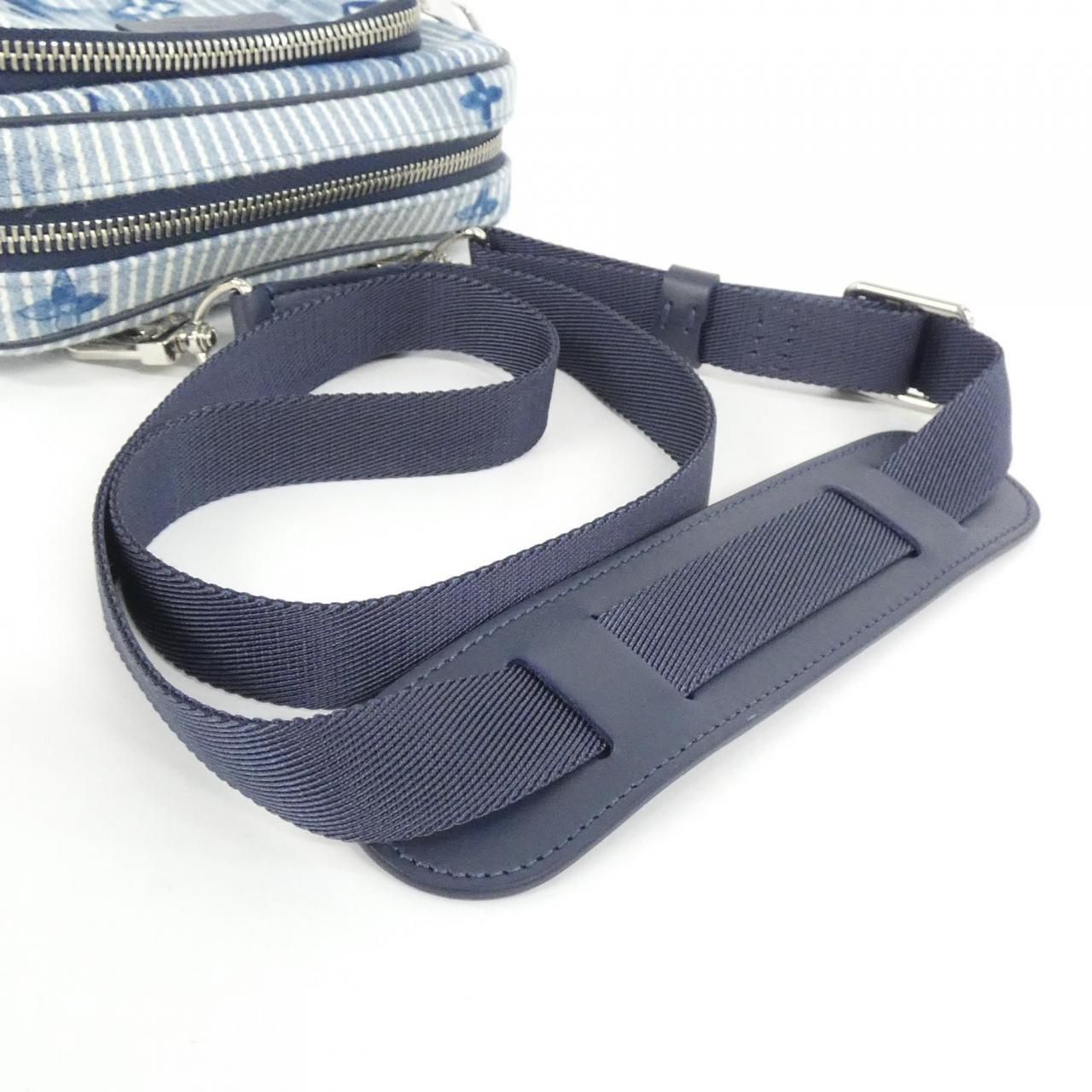 Louis Vuitton Water Monogram Outdoor Pochette Shoulder — view 5
