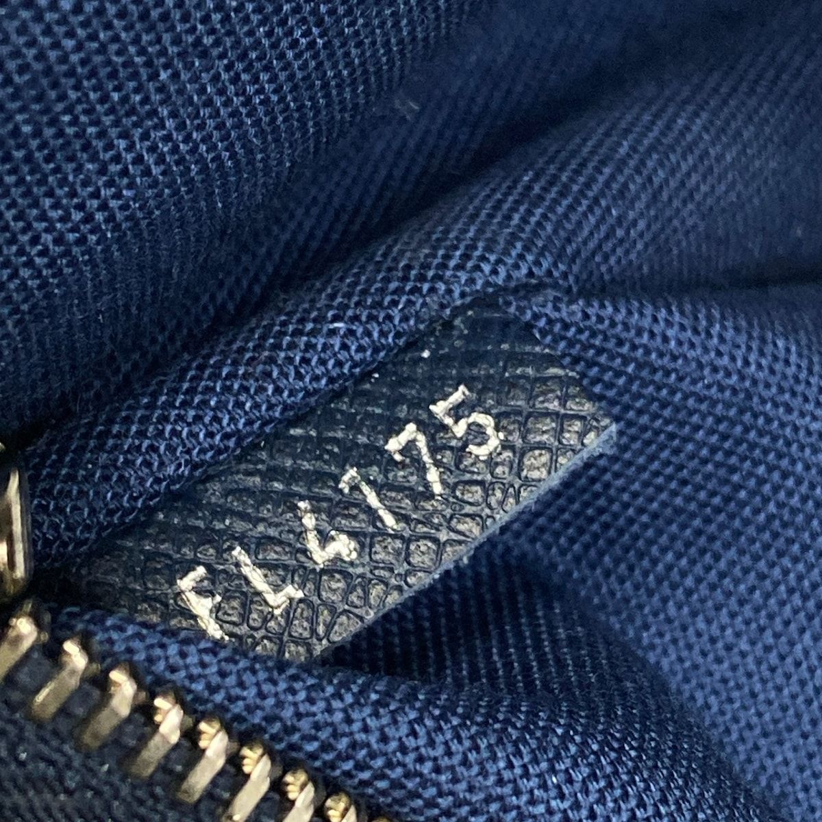 Louis Vuitton Business Bag Taiga Porte Documents Ocean Leather — view 9