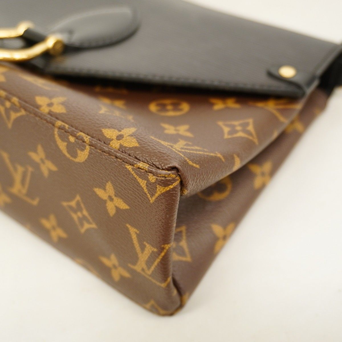 Louis Vuitton Shoulder Bag Epi Monogram Saint Michel Noir — view 9