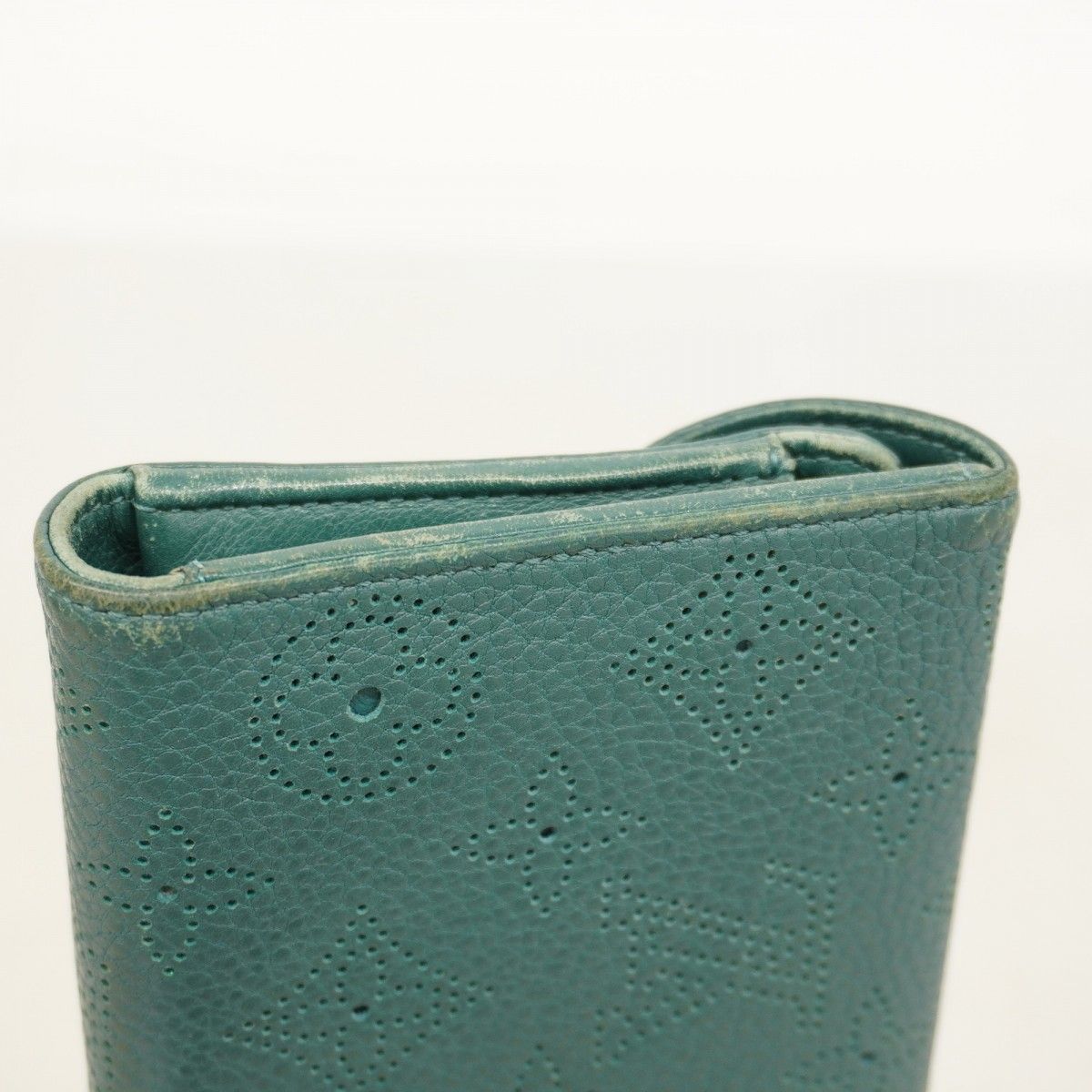 Louis Vuitton Trifold Wallet Mahina Portefeuille Amelia Ragon — view 8