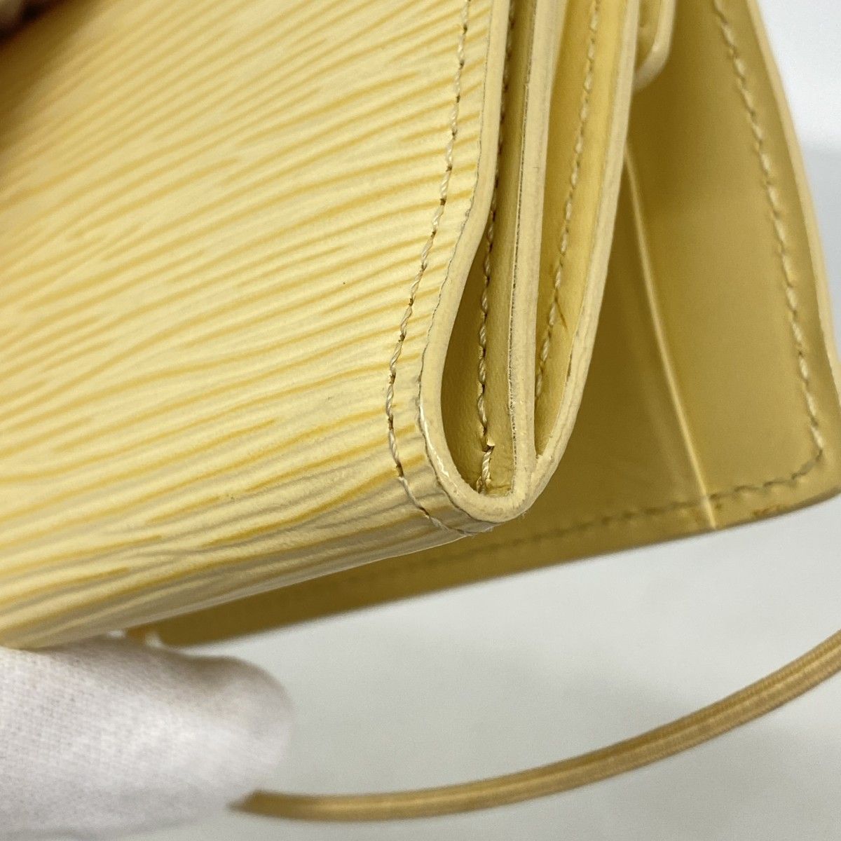 Louis Vuitton Trifold Wallet Epi Porte-Monnaie Elastic Vanilla — view 5