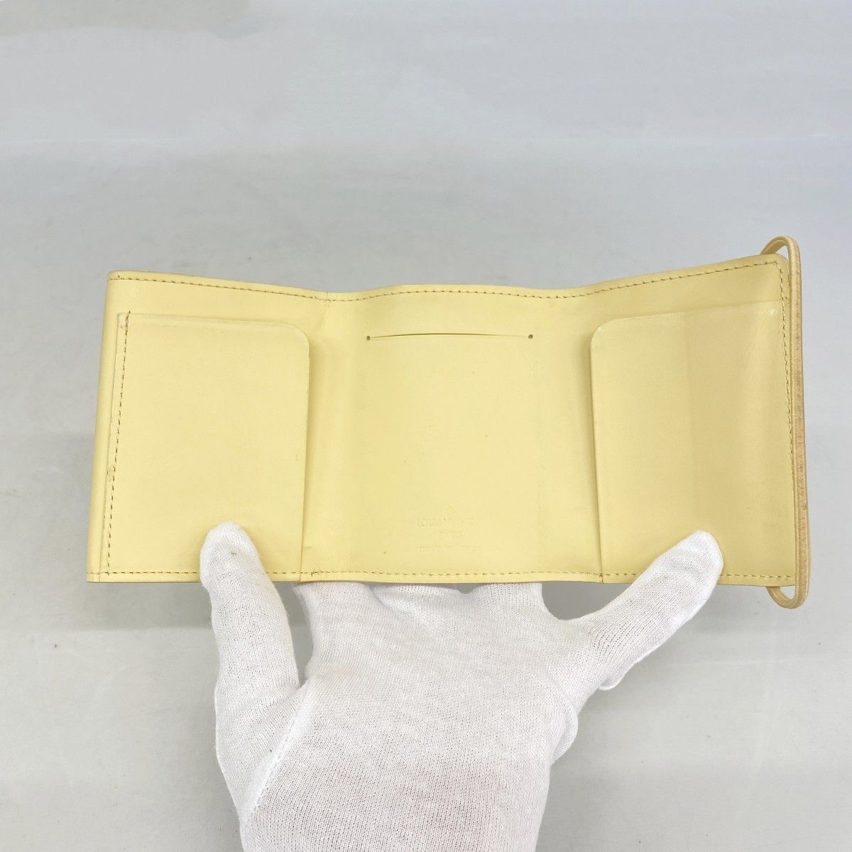 Louis Vuitton Trifold Wallet Epi Porte-Monnaie Elastic Vanilla — view 3