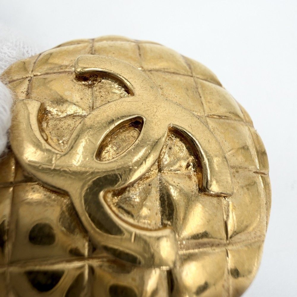 Chanel Earrings Quilted Round CC Logo Vintage 2 8 Gold — view 7