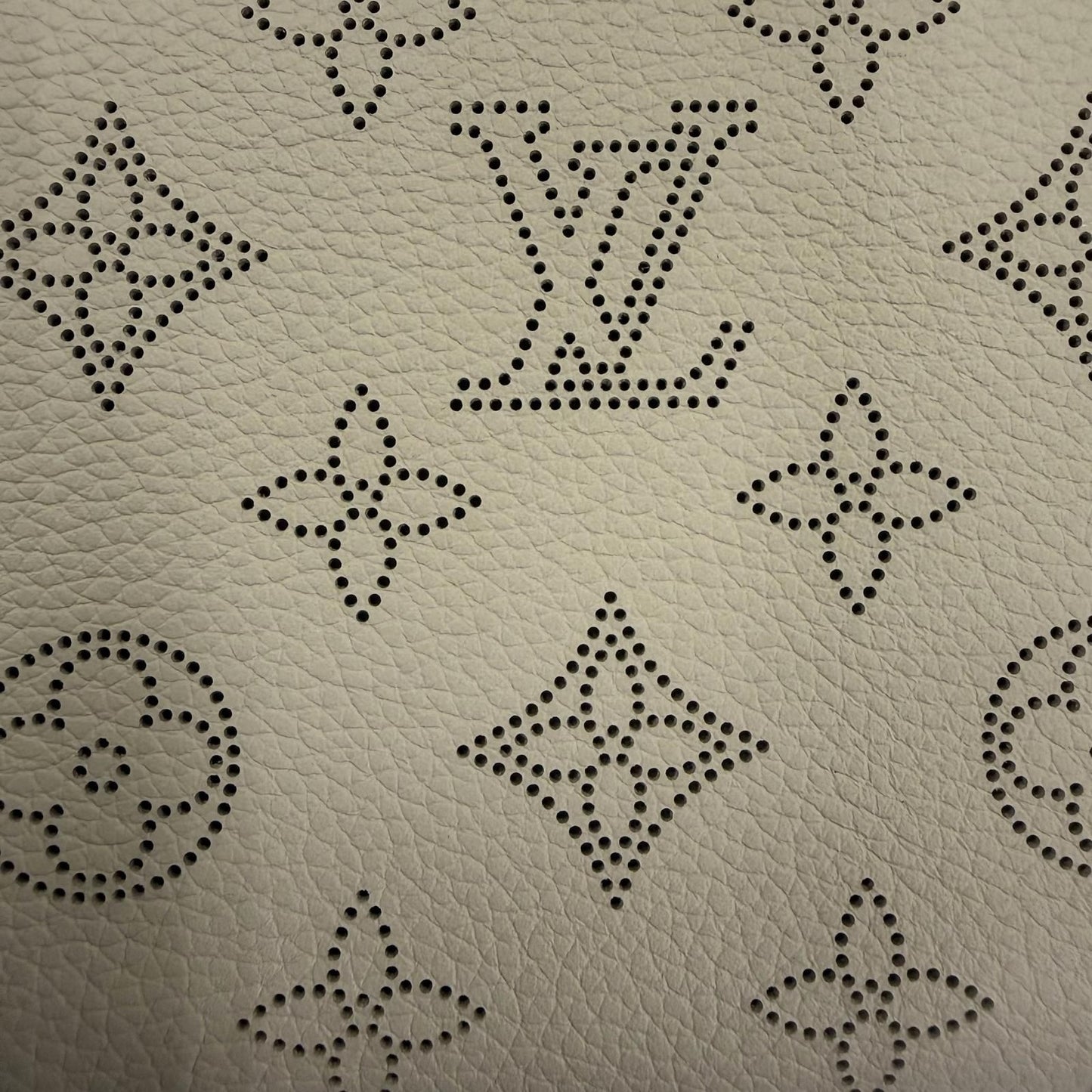 Louis Vuitton Zippy Wallet Mahina Leather Gare Monogram Zip Around — view 7